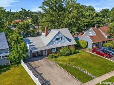 39 Brittle Lane, Hicksville, NY, 11801