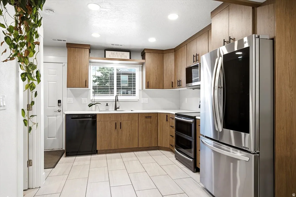 2 bed, 1.5 bath, 1024 sqft, $2,100 — Photo 2