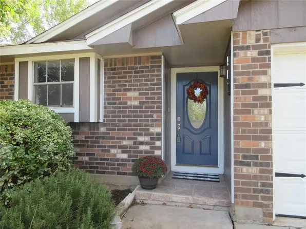 417 N Meinecke St, Bellville, TX 77418