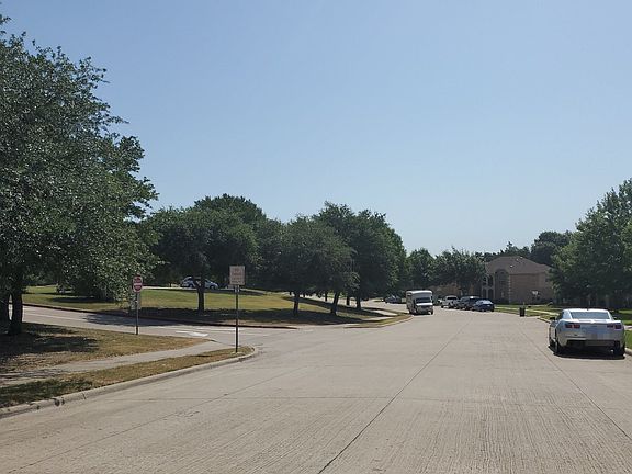 4th image of 904 Woodridge Dr