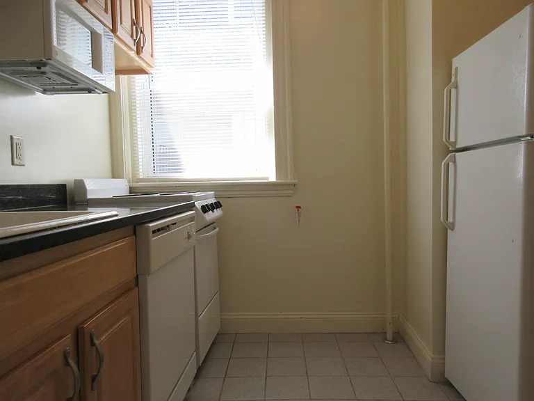 100 Queensberry St #11 — Photo 7