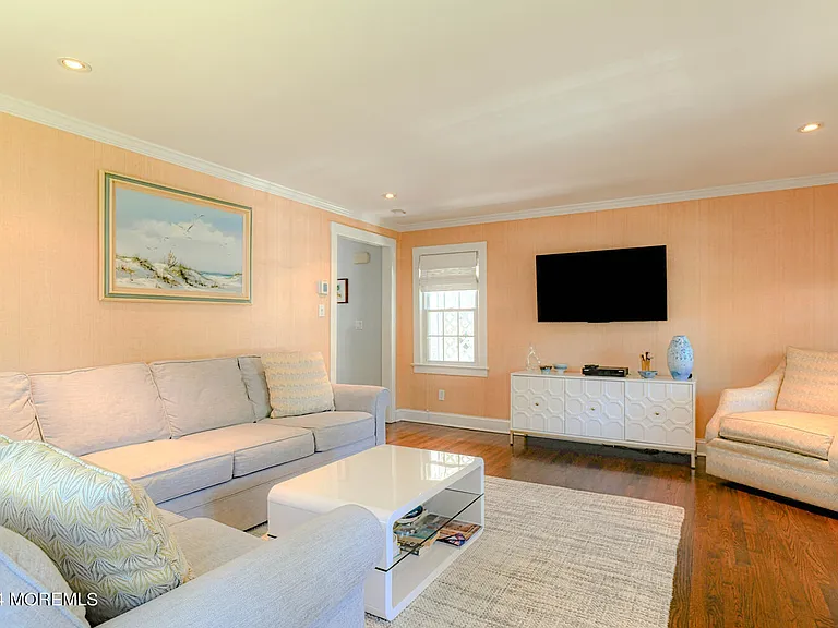 94 Embury Ave — Photo 8