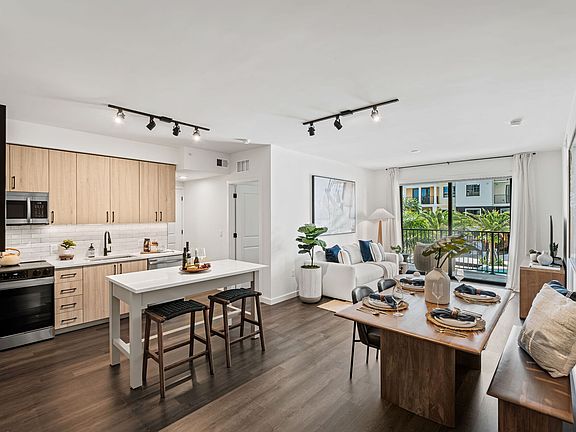 4th image of 901 W Chestnut St #813