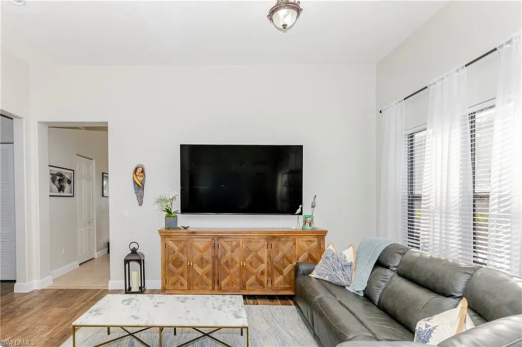 4 bed, 3.0 bath, 2341 sqft, $5,595 — Photo 4