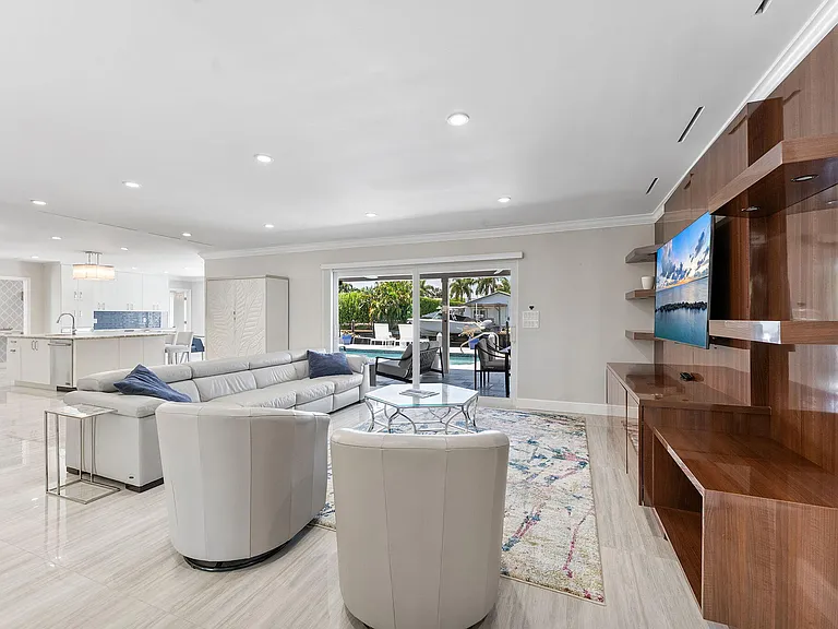 831 Dover St — Photo 46