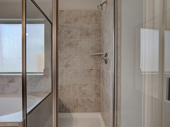 4th image of 221 Churchill Dr