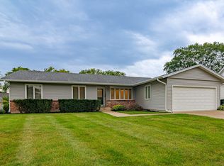 71 Kenilworth Ave, Elk Grove Village, IL 60007