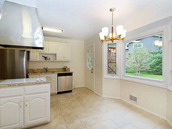 5th image of 11 Meadowview Dr