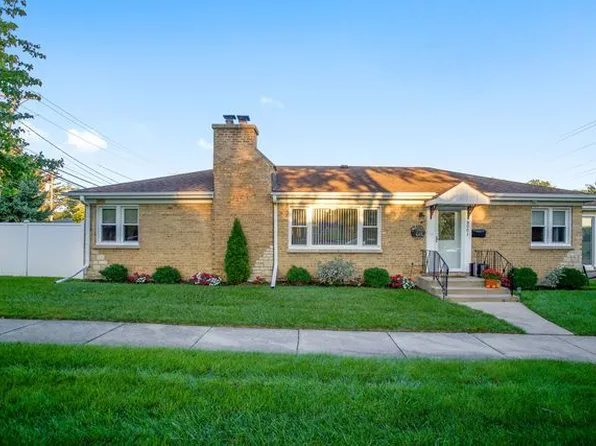 8001 N Elmore St, Niles, IL 60714