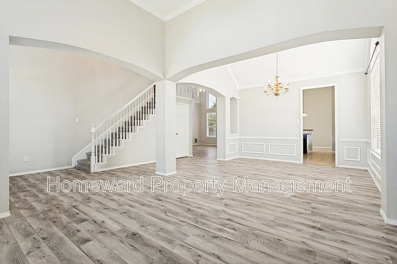 4 bed, 2.5 bath, 2688 sqft, $2,950 — Photo 2
