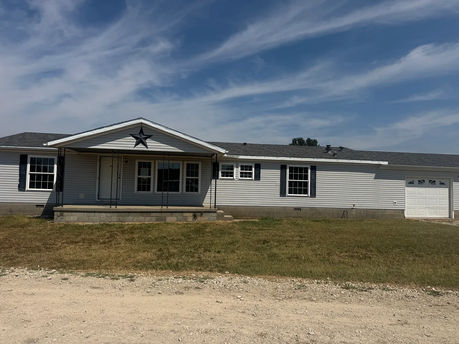3 bed, 1620 sqft, $1,000 — Photo 1