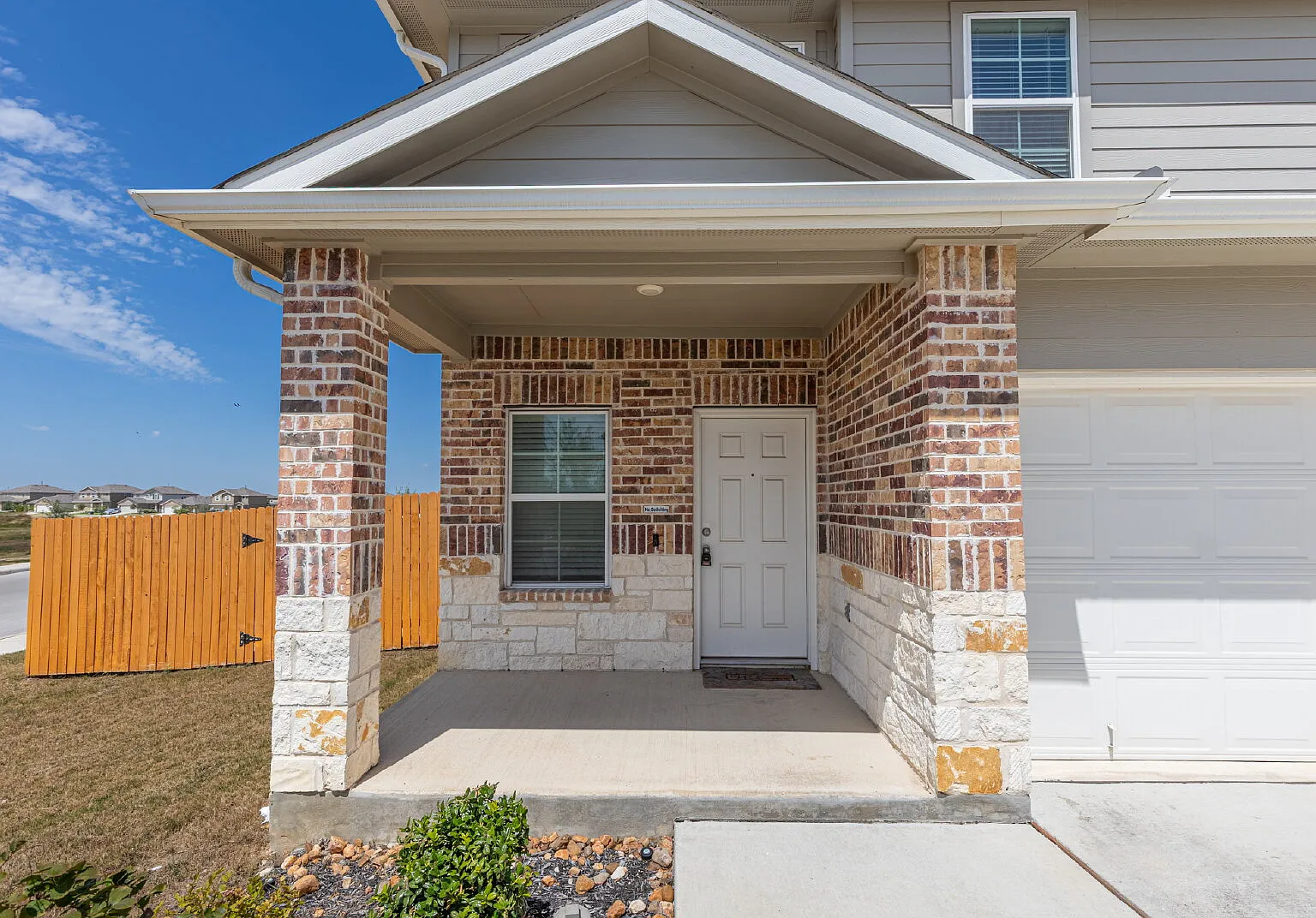 5 bed, 2.5 bath, 2493 sqft, $2,400 — Photo 3