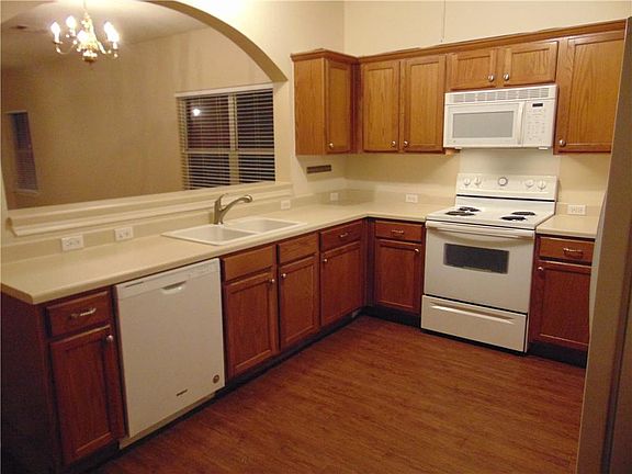 4th image of 127 Brown St