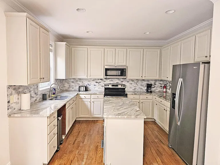Spacious kitchen with lots of cabinets