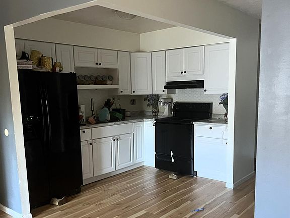 3rd image of 2431 Montana Ave Unit 9