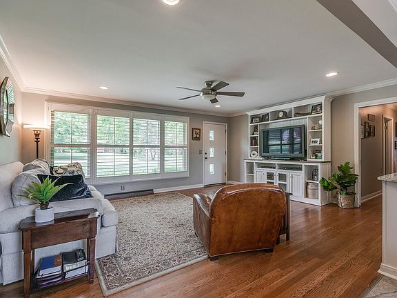 5th image of 475 Manley Dr