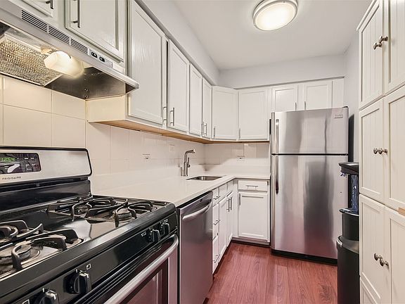 5th image of 3900 N Pine Grove Ave APT 805