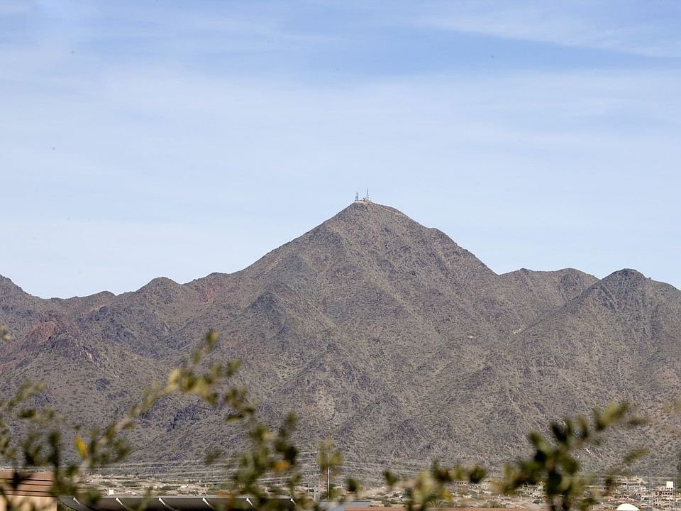 Beautiful Mtn views from back patio