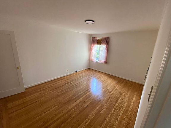 5th image of 42 Staples Ave