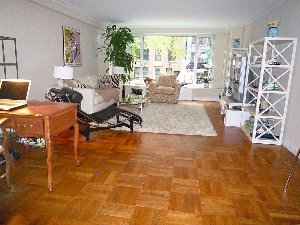 Living Room 15.2' x 25'