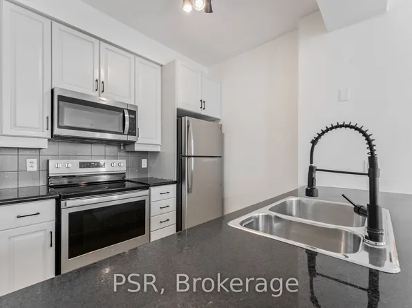 9 Boardwalk Dr #423, Toronto, ON M4L 6T1