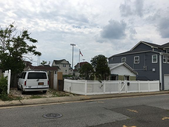 3rd image of 222 Sportsmans Ave