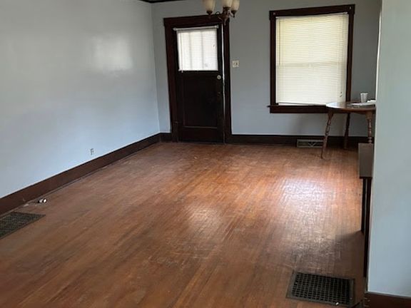 5th image of 853 N College St