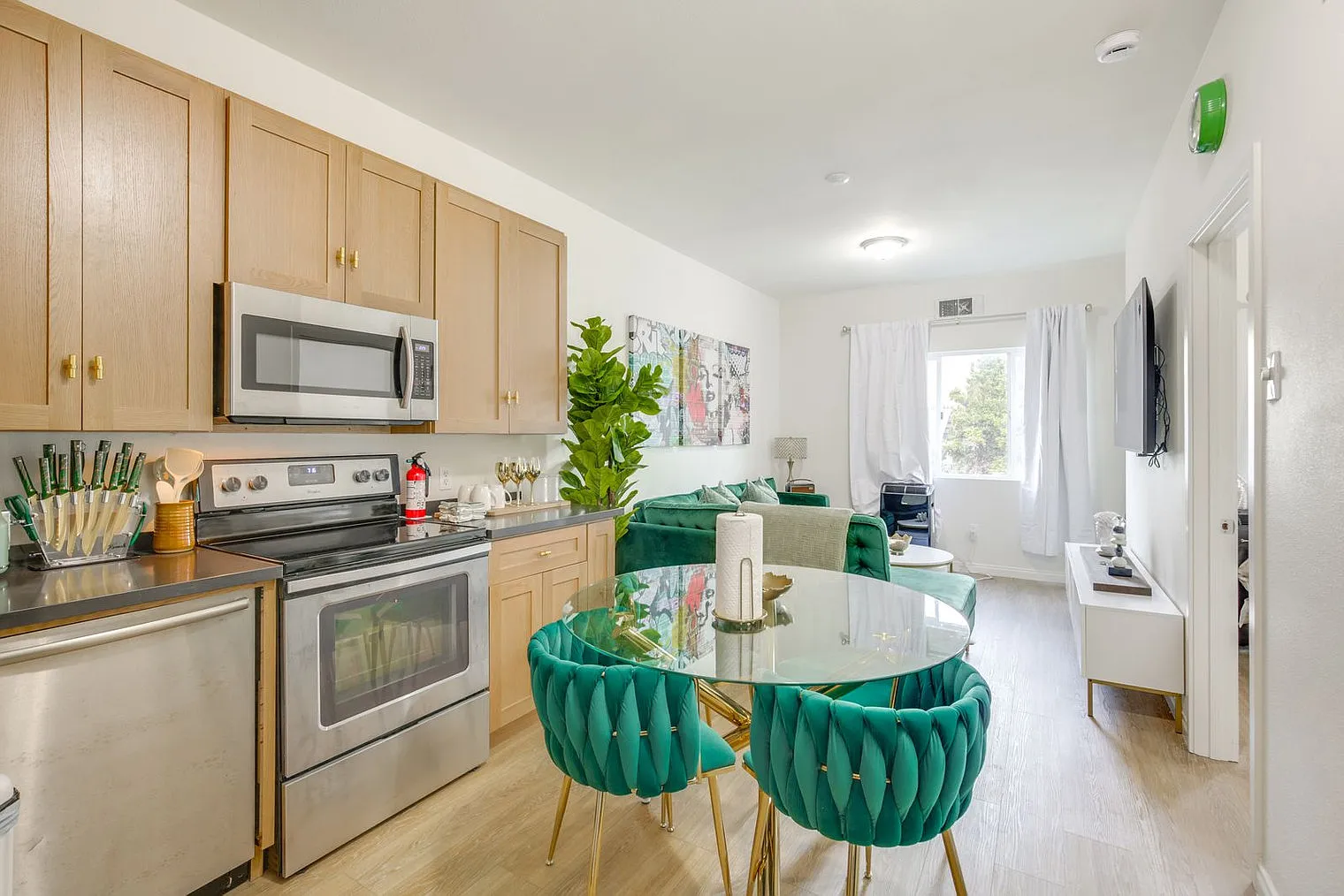 1 bed, 1.0 bath, 398 sqft, $3,612 — Photo 4