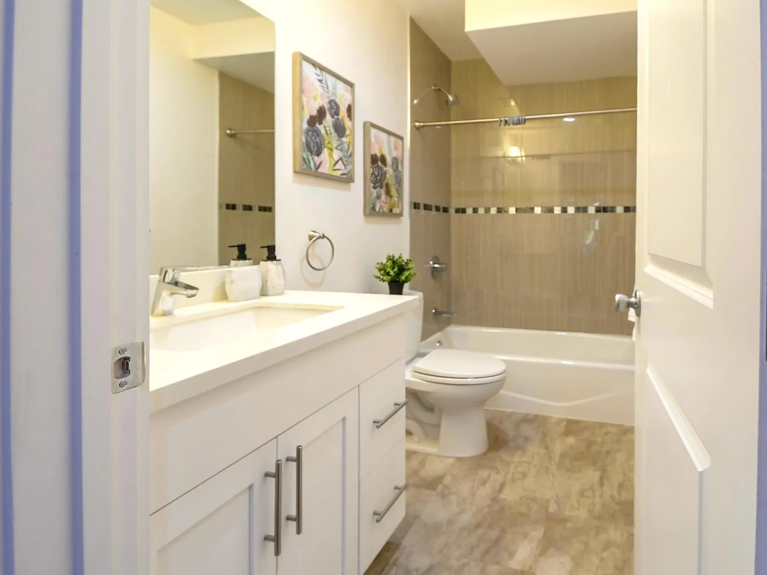 3 bed, 3.5 bath, 2141 sqft, $5,200 — Photo 2