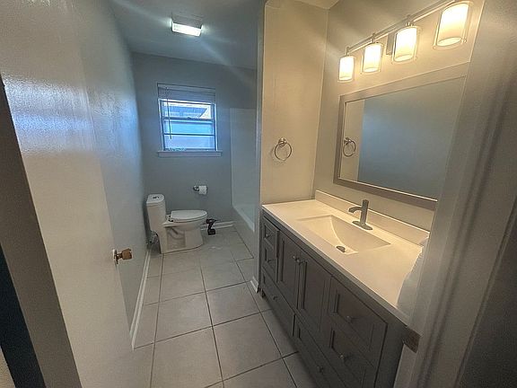 5th image of 1828 Frankel Ave