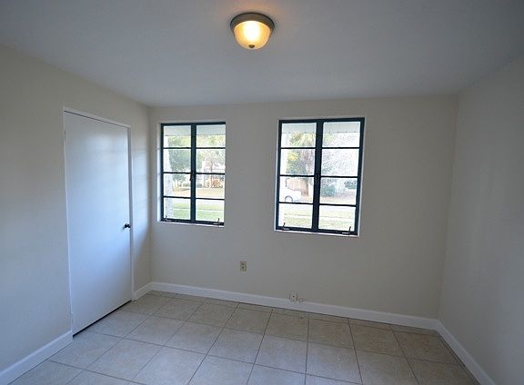 5th image of 407 Scott Ave
