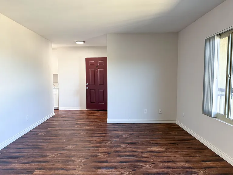 Cambridge Apartments — Photo 18