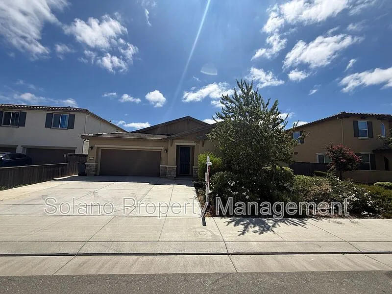5 bed, 4.0 bath, 2676 sqft, $3,975 — Photo 2