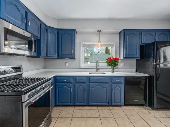 41 Berwick Ln, Cranston, RI 02905