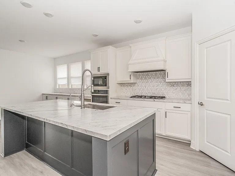 727 Mahogany Ln — Photo 5