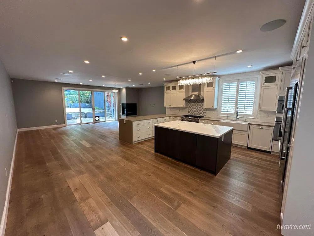 Fully renovated! Private backyard! 1,2 or 3 parking spaces! — Photo 2
