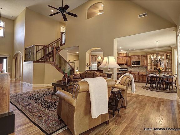 5th image of 2410 Marylane Dr