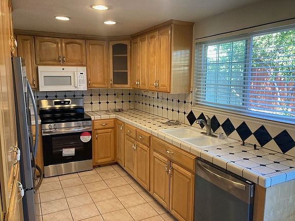 3rd image of 536 Scottsville Ct