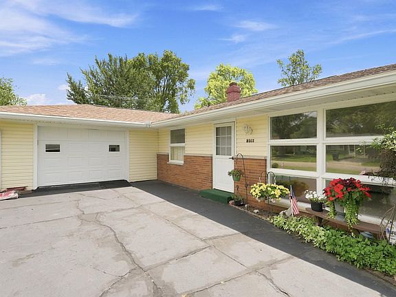 3rd image of 2311 W Surrey Dr