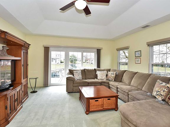 5th image of 157 Lakebridge Dr N