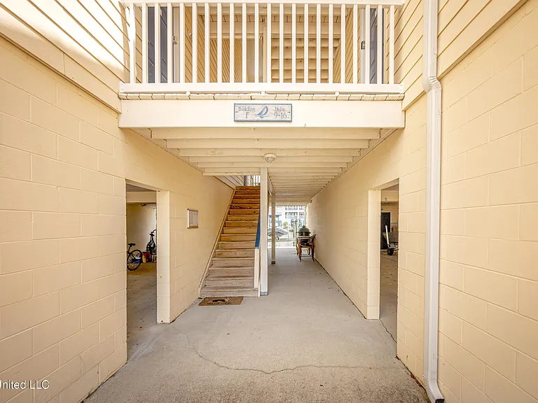 2421 Beachview Dr — Photo 32