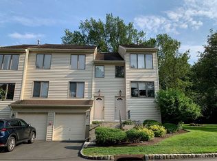 5 L Ambiance Ct, Bardonia, NY 10954