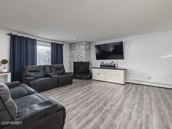 4th image of 19823 Eagle River Rd