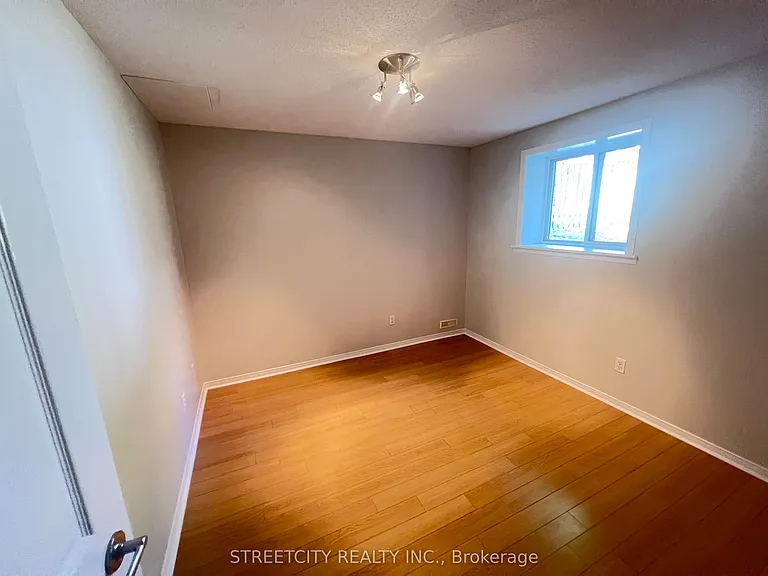 472 Talltree Cres — Photo 29