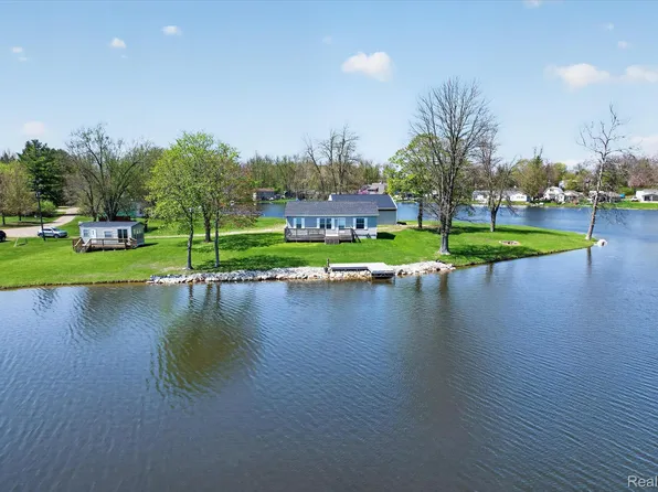 3233 Zona Dr, Osseo, MI 49266