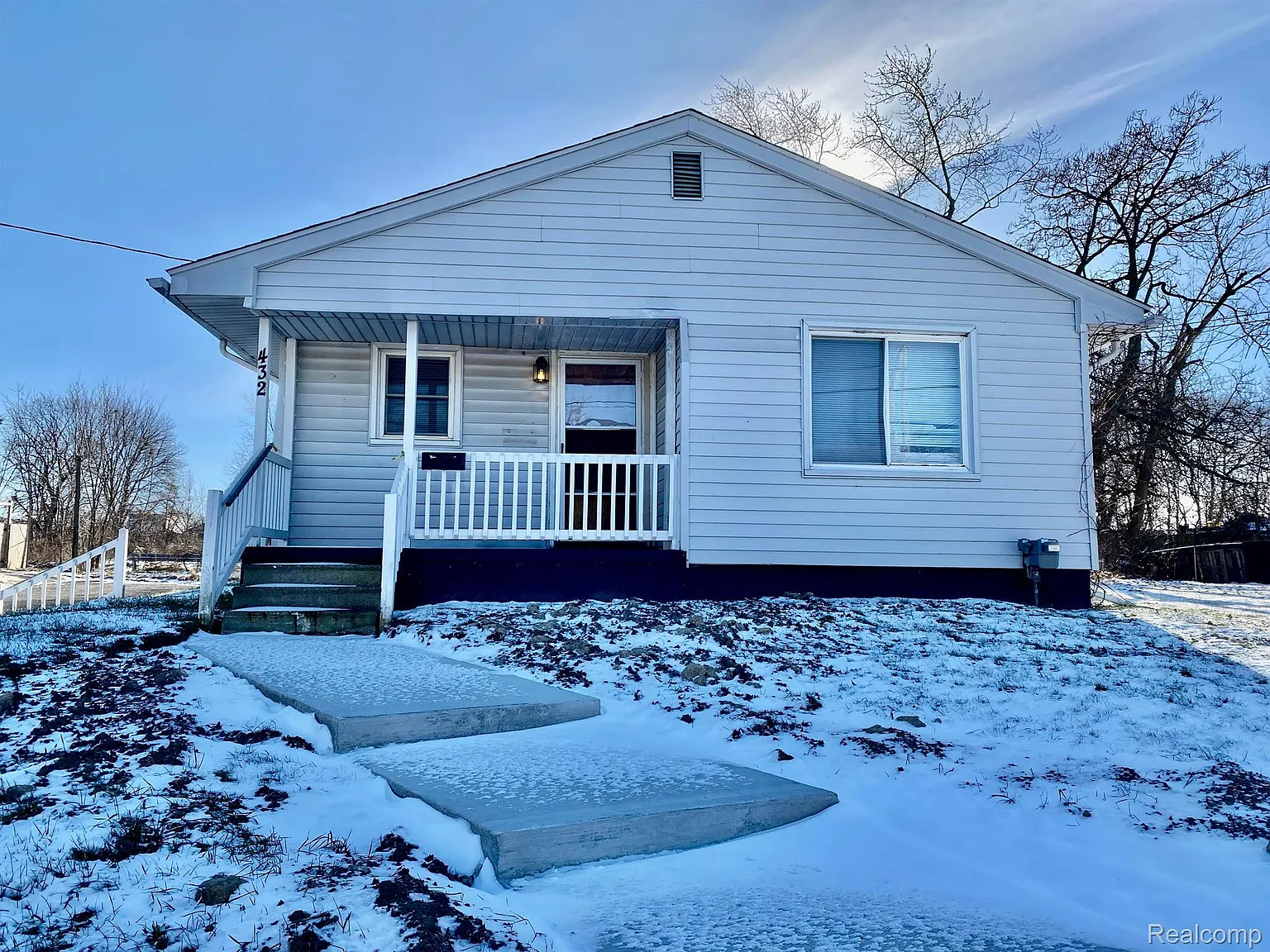 432 Raeburn St photo 1