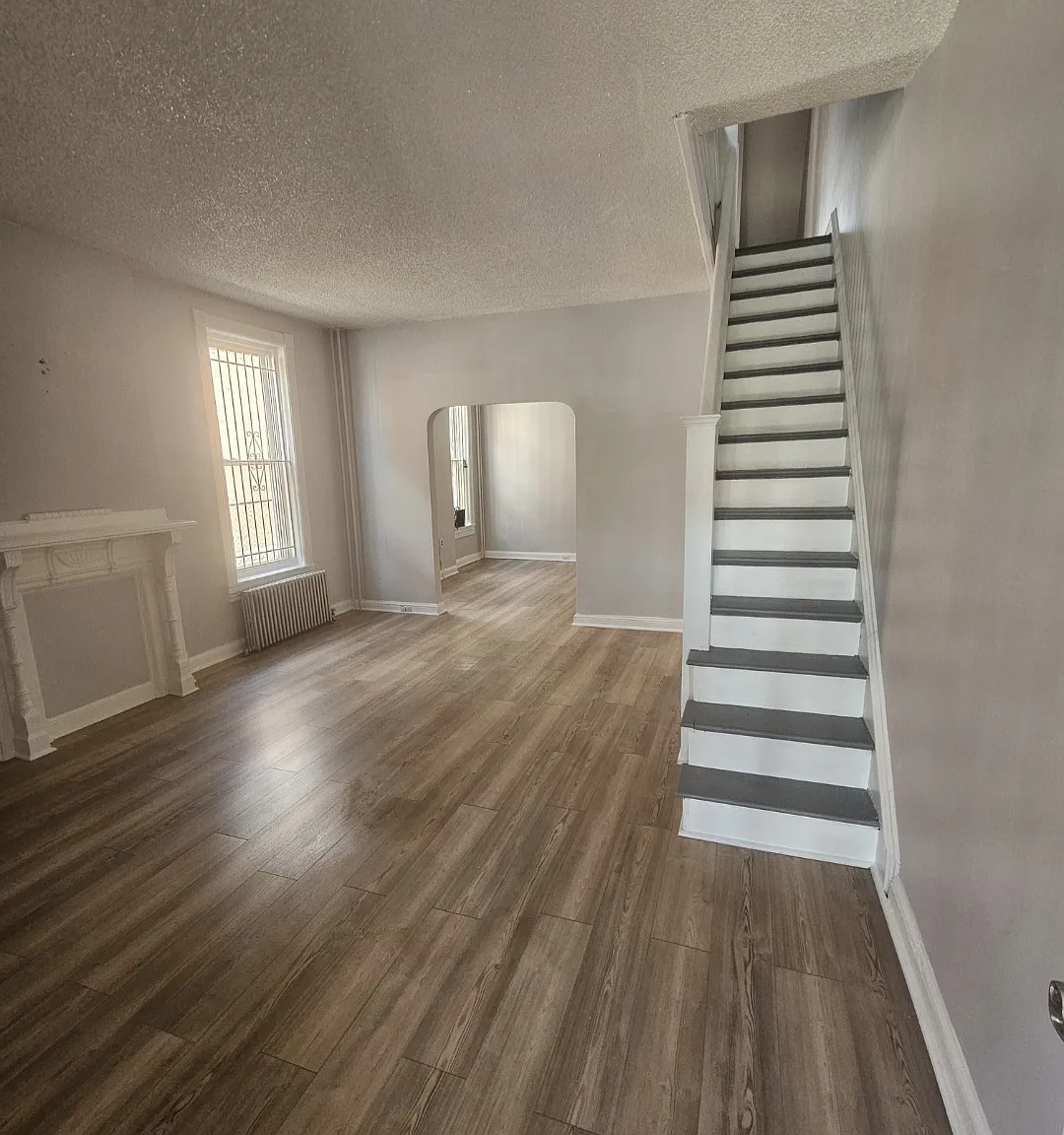 3 bed, 1.5 bath, 1360 sqft, $1,900 — Photo 2