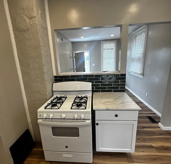 1440 E Division St — Photo 3