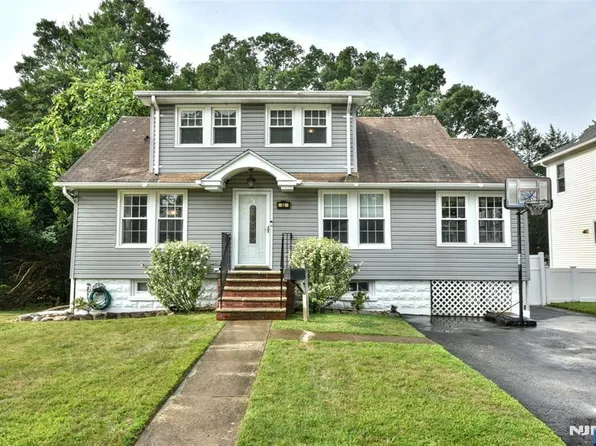 32 Bergen Ave, Waldwick, NJ 07463
