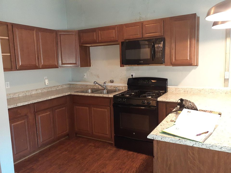 Stove, Microwave, sink in kitchen